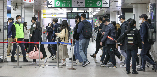 서울 지하철 2호선 신도림역에서 승객들이 이동하고 있다. 연합뉴스