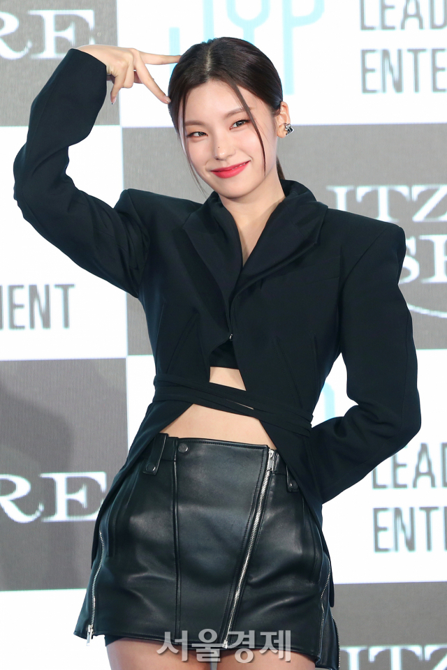 그룹 있지(ITZY) 예지가 25일 오후 서울 영등포구 페어몬트 앰배서더 서울에서 열린 미니 6집 '체셔(CHESHIRE)' 쇼케이스에서 포즈를 취하고 있다. / 사진=김규빈 기자