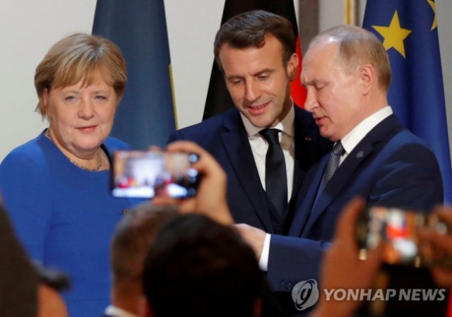 2019년 회견 중인 앙겔라 메르켈 당시 독일 총리(왼쪽)와 에마뉘엘 마크롱 프랑스 대통령(가운데), 블라디미르 푸틴 러시아 대통령(오른쪽)/연합뉴스