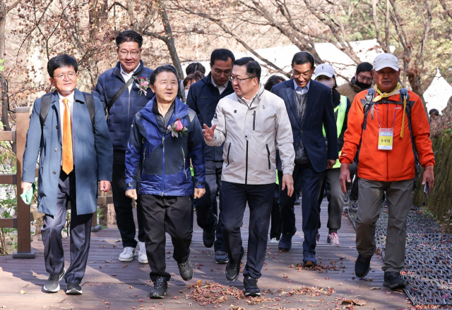 이장우(앞줄 오른쪽에서 두번째) 대전시장과 남성현(″세번째) 산림청장이 대전둘레산길 국가숲길 지정 기념행사를 가진 뒤 참가자들과 보문산 둘레길을 걷고 있다. 사진제공=대전시·산림청