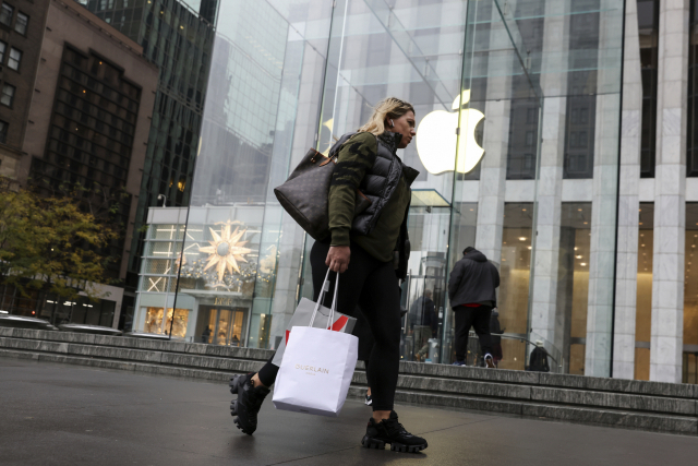 25일(현지시간) 한 여성이 미국 뉴욕의 애플스토어 앞을 지나가고 있다./AP연합뉴스