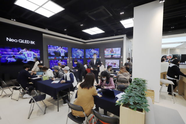지난 25일 경기 화성시 롯데하이마트 동탄호수공원점 3층에서 고객들이 가전 제품 상담을 받고 있다./사진 제공=롯데하이마트