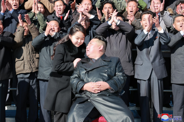 북한 김정은 국무위원장이 지난 18일 있었던 대륙간탄도미사일(ICBM) '화성-17형' 발사에 참여했던 공로자들과 기념사진을 찍고 그들의 노력을 평가했다. 조선중앙통신은 27일 
