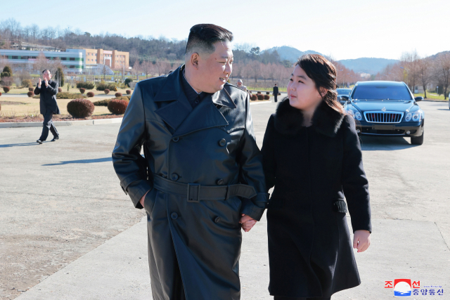 북한 김정은 국무위원장이 지난 18일 있었던 대륙간탄도미사일(ICBM) '화성-17형' 발사에 참여했던 공로자들과 기념사진을 찍고 그들의 노력을 평가했다. 조선중앙통신은 27일