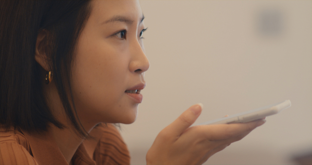 삼성전자 DS 부문 직원이 모바일 애플리케이션을 통해 목소리를 녹음하고 있다. 사진 제공=삼성전자