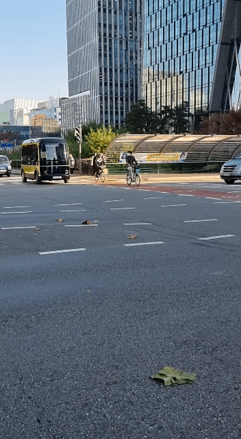 자율주행 셔틀이 지난 25일 서울 중구 청계천 일대에서 도로를 지나가고 있다.허진 기자