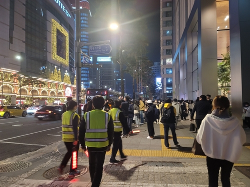 서울 중구 직원들이 명동 일대를 순찰하고 있다. 사진 제공=중구