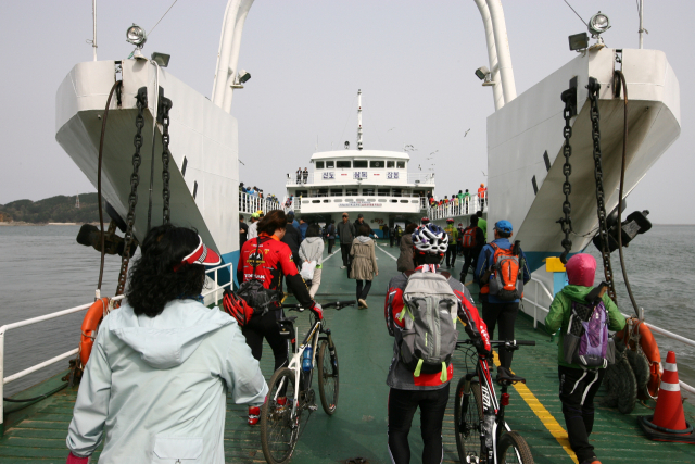 관광객들이 인천 연안부두에서 서해 5도로 운항하는 여객선에 오르고 있다. 사진 제공=옹진군