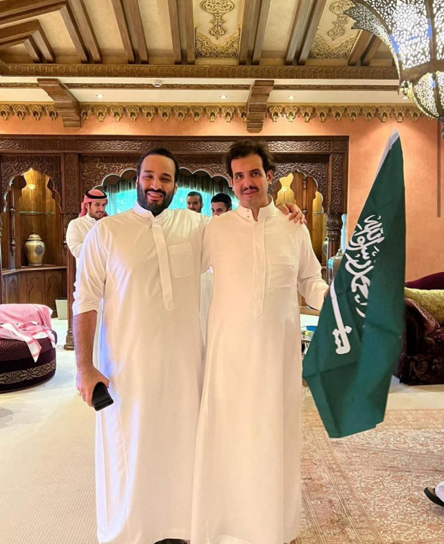 지난 22일(현지시간) 무함마드 빈 살만(왼쪽) 사우디아라비아 왕세자가 수도 리야드에서 자국의 승리를 축하하고 있다. 연합뉴스