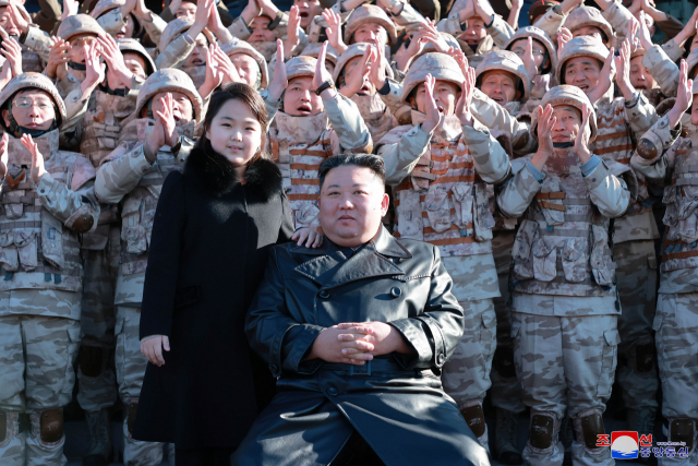 북한 김정은 국무위원장이 지난 18일 있었던 대륙간탄도미사일(ICBM) '화성-17형' 발사에 참여했던 공로자들과 기념사진을 찍고 그들의 노력을 평가했다. 조선중앙통신은 27일 