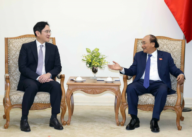 이재용(왼쪽) 삼성전자 회장이 2020년 10월 20일 베트남 하노이 총리실에서 응우옌쑤언푹 당시 총리를 단독으로 면담하고 있다. 연합뉴스