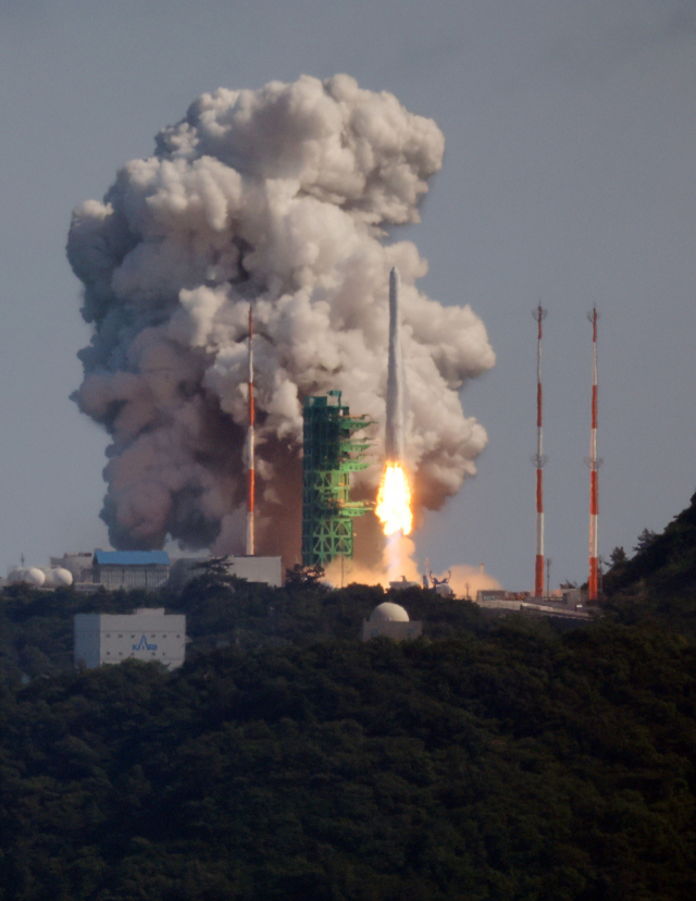 6월 21일 국내 독자 기술로 개발된 한국형 발사체 누리호(KSLV-Ⅱ)가 전남 고흥군 나로우주센터에서 2차 발사되고 있는 모습. 연합뉴스