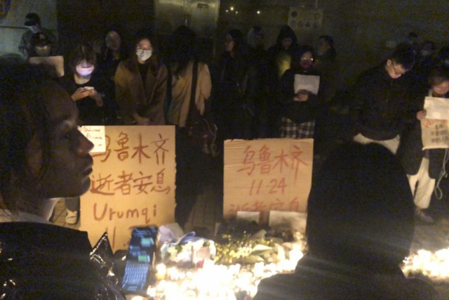 26일 중국 상하이에서 시민들이 중국의 고강도 코로나19 방역 조치에 반대하는 시위에 참여하고 있다. AP연합뉴스