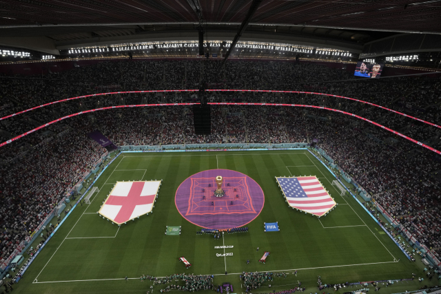 카타르 월드컵 잉글랜드-미국전에서 그라운드를 장식한 양국의 대형 국기. AP연합뉴스