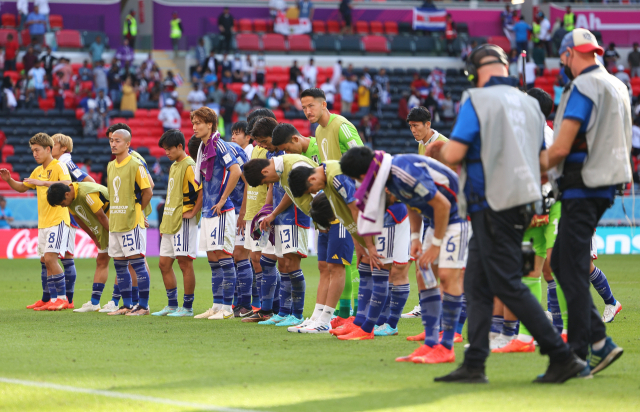 일본 축구 대표팀 선수들이 27일 카타르 월드컵 E조 2차전에서 코스타리카에 패한 뒤 관중석의 팬들에게 인사하고 있다. 연합뉴스