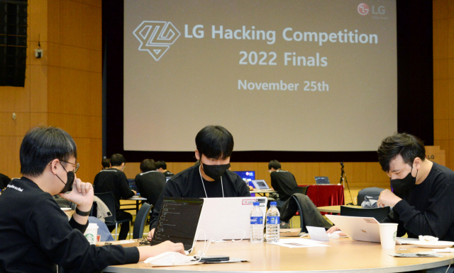 LG전자가 개최한 ‘LG 해킹대회 2022’ 본선에 참가한 참가자들이 문제 해결을 위해 집중하고 있다. 사진 제공=LG전자