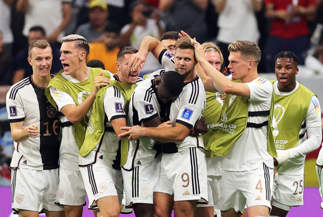 28일 2022 카타르 월드컵 조별리그 E조 2차전 독일과 스페인의 경기에서 독일의 니클라스 퓔크루크가 후반 막판 극적인 동점골을 넣은 뒤 동료들의 축하를 받고 있다. EPA연합뉴스