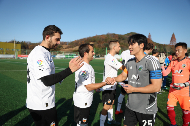 27일 2022 스페셜올림픽코리아 K리그 국제 통합축구 클럽컵에서 발렌시아와 전북현대 선수들이 경기 전 인사를 나누고 있다. 사진 제공=한국프로축구연맹
