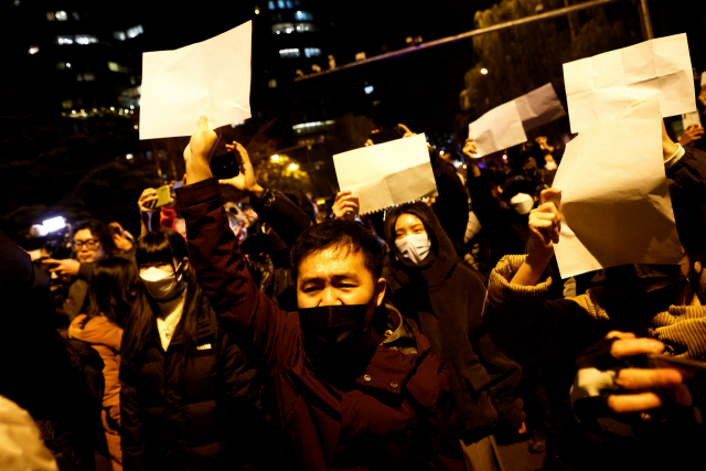 27일 중국 베이징에서 시민들이 과도한 코로나19 방역 조치에 반대한다는 뜻으로 백지를 들고 나와 구호를 외치고 있다. 로이터연합뉴스