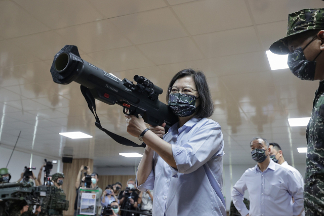 차이잉원 대만 총통이 지난 6월 타오위안시에 있는 군사 기지를 방문해 대전차 로켓 발사기를 다루고 있다. EPA연합뉴스