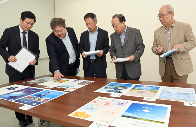 2022 서울경제 광고대상 심사위원들이 18일 서울 종로구 중학동 서울경제신문 본사에서 출품작들을 살펴보고 있다. 이호재 기자