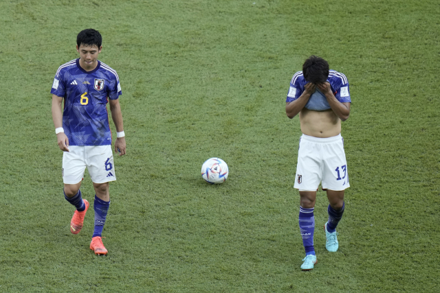 일본 축구대표팀 선수들이 27일(현지시간) 카타르 알라이얀 아흐마드 빈 알리 스타디움에서 코스타리카를 상대로 열린 2022 카타르 월드컵 조별리그 E조 경기에서 패한 후 아쉬움에 잠긴 채 경기장을 떠나고 있다. 이날 일본은 코스타리카에 0-1로 패했다. 연합뉴스