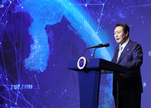 尹 "10년뒤 달…광복 100주년엔 화성 간다" 로드맵 발표