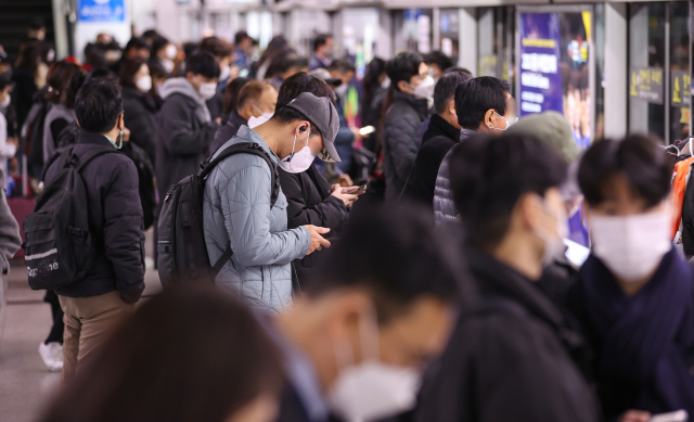 28일 오후 승객들이 1호선 서울역 플랫폼에서 지하철을 기다리고 있다. 연합뉴스