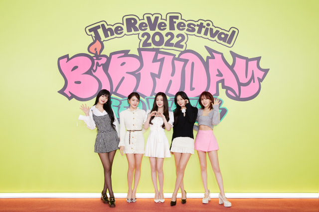 그룹 레드벨벳(Red Velvet)이 28일 오후 온라인으로 진행된 새 미니앨범 ‘더 리브 페스티벌 2022 - 벌스데이(The ReVe Festival 2022 - Birthday)’ 기자간담회에서 포즈를 취하고 있다. / 사진=SM엔터테인먼트 제공