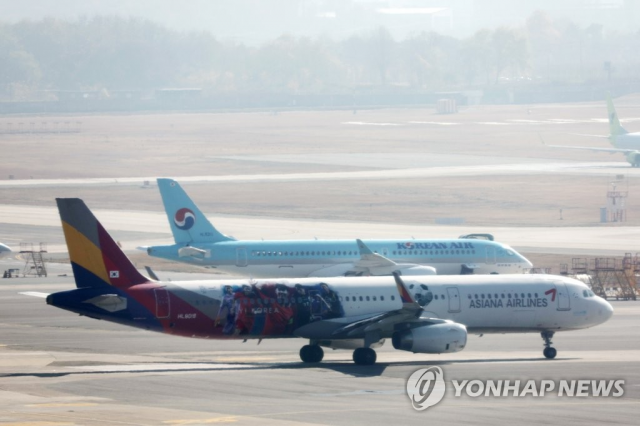 김포공항에 계류 중인 대한항공과 아시아나항공 여객기./연합뉴스