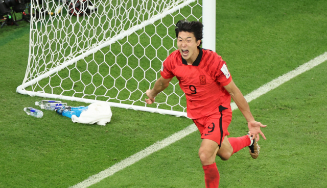 28일 2022 카타르 월드컵 조별리그 H조 2차전 대한민국과 가나의 경기에서 조규성이 동점골을 넣고 환호하고 있다. 연합뉴스