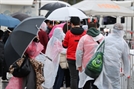 비가 내린 28일 오후 시민들이 서울 종로구 광화문광장에서 거리응원에 앞서 우의를 입거나 우산을 쓰고 있다. 연합뉴스