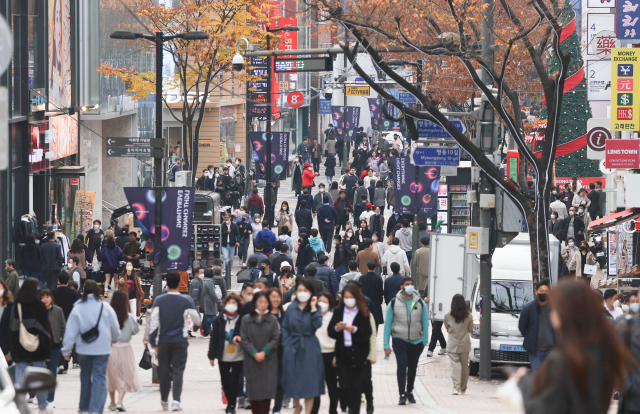 지난 21일 시민들과 관광객들로 붐비는 명동거리 모습. 연합뉴스