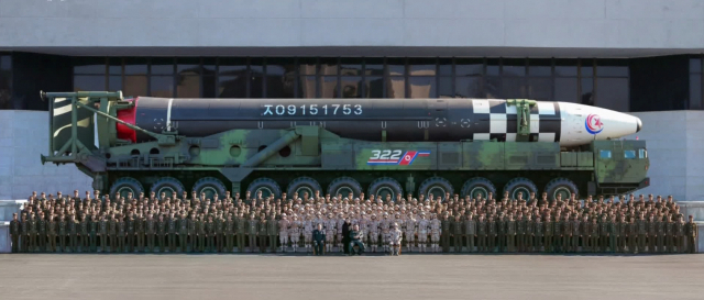 북한 김정은 국무위원장이 지난 18일 있었던 대륙간탄도미사일(ICBM) '화성-17형' 발사에 참여했던 공로자들과 기념사진을 찍고 그들의 노력을 평가했다. 조선중앙TV는 27일 