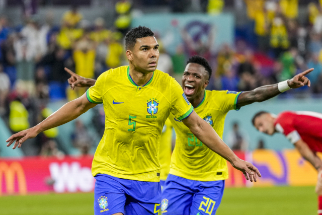 28일 2022 카타르 월드컵 조별리그 G조 2차전에서 브라질의 카제미루가 스위스를 상대로 결승골을 넣은 뒤 세리머니를 하고 있다. AP연합뉴스