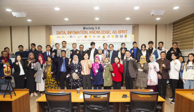 영산대학교 글로벌학부 비즈니스법전공이 최근 인도네시아법학회와 국제학술대회를 열고 기념촬영을 하고 있다./사진제공=영산대