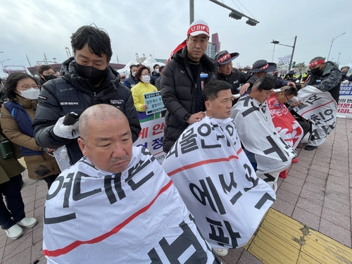 김근영 화물연대 인천지역본부장등한 노조 간부 4명이 삭발 투쟁을 벌이고 있다. 연합뉴스