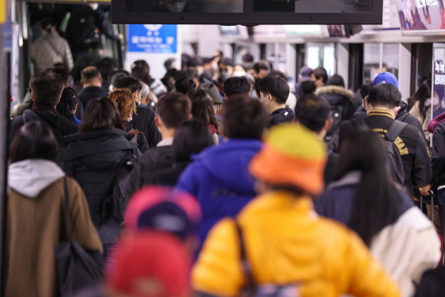 승객들이 1호선 서울역 플랫폼에서 지하철을 기다리고 있다. 연합뉴스