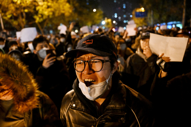 28일(현지시간) 중국 베이징에서 고강도 코로나19 정책에 반대하는 시위와 우루무치시 화재 사건 희생자들을 위한 집회가 진행되고 있다. 사진=AFP연합뉴스
