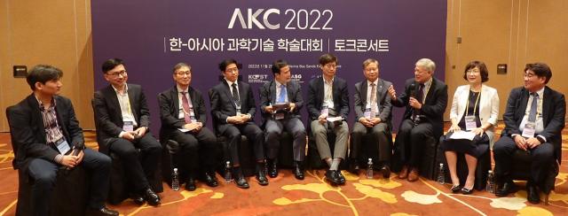 ‘AKC 2022 토크콘서트’ 토론자들이 열띤 토론을 벌이고 있다. 홍승범(왼쪽부터) KAIST 신소재공학과장, 한정훈 호주·뉴질랜드한인과학기술자협회장, 박래길 GIST 부총장, 이해원 아시아연구네트워크코리아 회장, 고광본 서울경제 선임기자, 이우일 과총 회장 겸 국가과학기술자문회의 부의장, 윤의준 한국에너지공대 총장, 염재호 SK이사회 의장 겸 태재대 초대총장, 신혜은 충북대 로스쿨 교수, 이준영 성균관대 기획조정처장. 사진 제공=싱가포르한인과기협