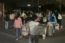 짐 챙겨 도보로 공장 떠나는 중국 폭스콘 노동자들. AP연합뉴스