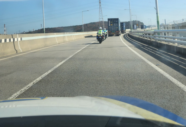 울산경찰청 물류수송 특별 보호팀이 지난 28일 울산신항과 청량IC를 오가는 비조합원 화물차를 에스코트하고 있다. 사진제공=울산지방경찰청