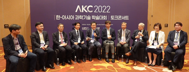 ‘AKC 2022 토크콘서트’ 토론자들이 열띤 토론을 벌이고 있다. 홍승범(왼쪽부터) KAIST 신소재공학과장, 한정훈 호주·뉴질랜드한인과학기술자협회장, 박래길 GIST 부총장, 이해원 아시아연구네트워크코리아 회장, 고광본 서울경제 선임기자, 이우일 과총 회장 겸 국가과학기술자문회의 부의장, 윤의준 한국에너지공대 총장, 염재호 SK이사회 의장 겸 태재대 초대총장, 신혜은 충북대 로스쿨 교수, 이준영 성균관대 기획조정처장. 사진 제공=싱가포르한인과기협