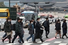 29일 오전 광화문네거리에서 겨울외투를 입은 시민들이 횡단보도를 건너고 있다. 연합뉴스