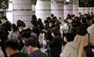 서울 시청역에서 시민들이 열차를 기다리고 있다. 연합뉴스
