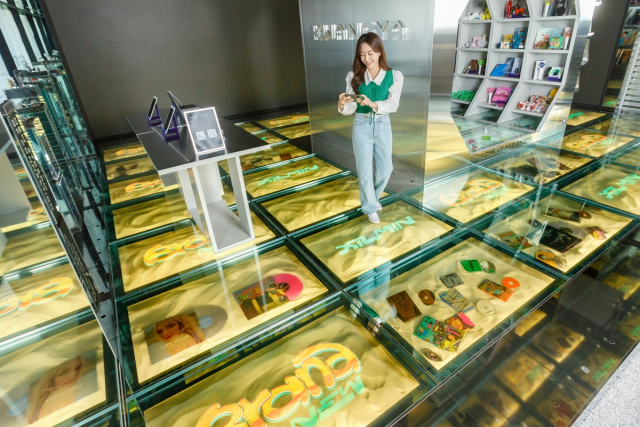 LG디스플레이 모델이 서울 성수동 SM브랜드마케팅의 플래그십스토어에서 투명 OLED 플로어 솔루션을 체험하고 있다. 사진 제공=LG디스플레이