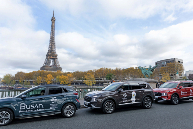 2030 부산세계박람회 로고를 랩핑한 현대차 차량이 프랑스 파리에서 운행하고 있다. 사진제공=현대차 그룹