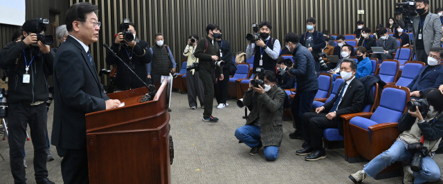 이재명 더불어민주당 대표가 29일 서울 여의도 국회에서 열린 의원총회에서 모두발언을 하고 있다. / 성형주 기자