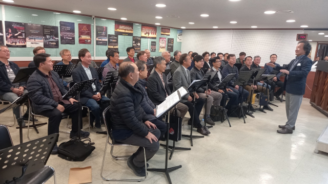우리아버지합창단원들이 김신일 지휘자의 지휘에 맞춰 다음 달 7일 열리는 정기 공연에서 선보일 노래를 연습하고 있다.