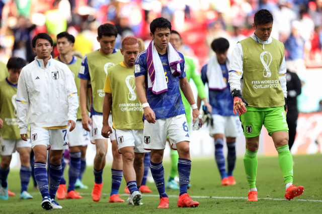 27일 조별리그 2차전에서 코스타리카에 0 대 1로 진 뒤 고개 숙인 채 퇴장하는 일본 선수들. 로이터연합뉴스